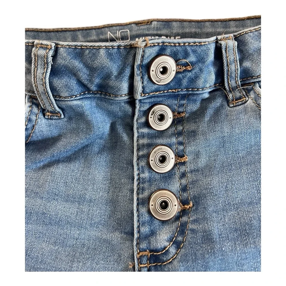 Women's No Boundaries Hot Shorts Size 7 High Rise Light Wash‎ Cuffed Blue